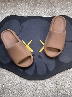 YEEZY SLIDE